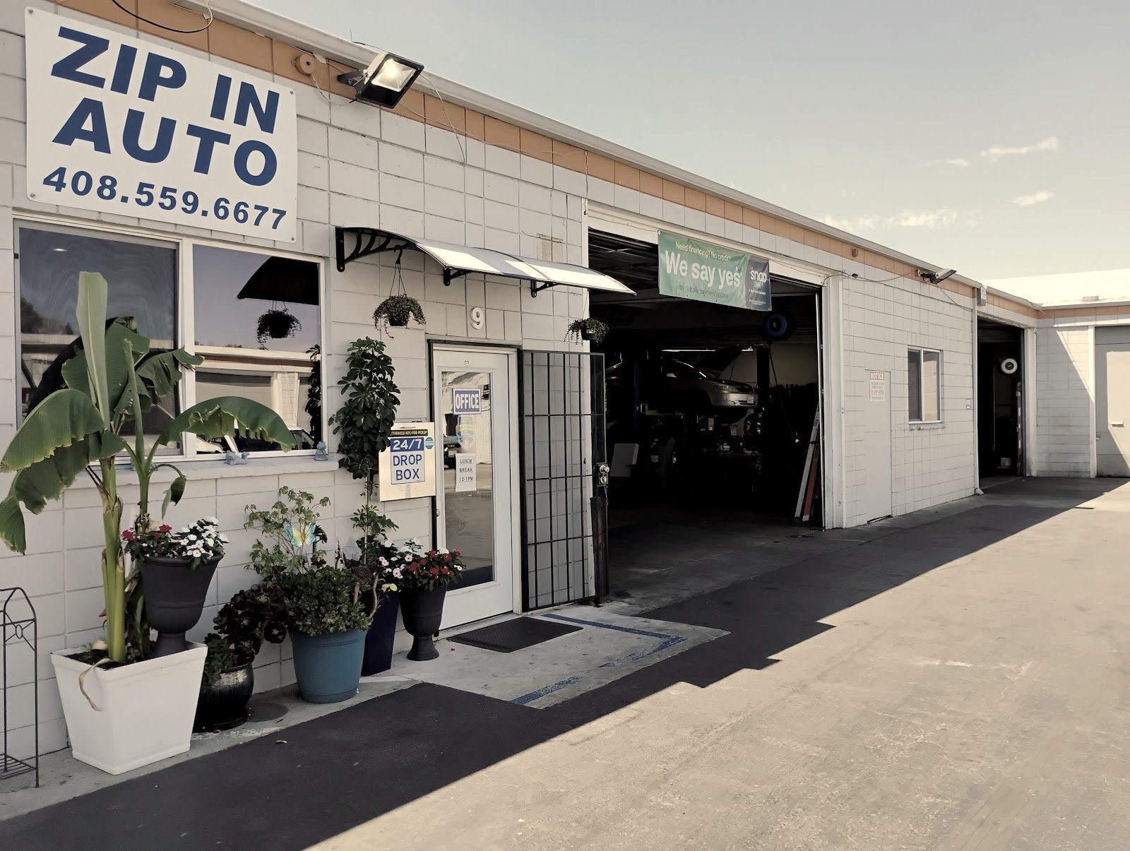 The Zip In Auto storefront on Camden Ave